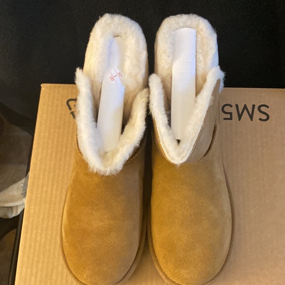 - UGG Karel Boots - Picture 5 of 7